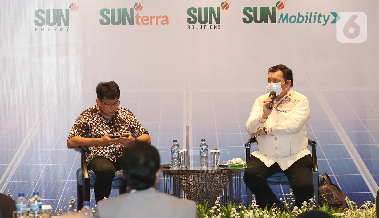 Staf Ahli Utama Kantor Staf Presiden RI Ade Irfan Pulungan Tenaga (kanan) dan Ketua Umum Asosiasi Energi Surya Indonesia (AESI) Fabby Tumiwa (kiri) dalam diskusi mengejar Targer Bauran energi melalui pemanfaatan tenaga hijau di Ibukota Negara Baru di Jakarta. (Liputan6.com)