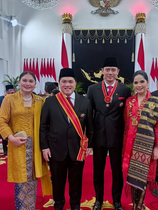 Sedangkan Elizabeth Tjandra, istri dari Erick Thohir tampil memukau dengan kebaya mustard yang klasik menawan, dipadu kain batik bernuansa kebiruan ebagai rok. [Foto: Instagram/annisayudhoyono]