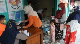 Keluarga Penerima Manfaat (KPM) belanja sembako dari uang Bantuan Sosial Tunai (BST) program sembako dari Kemensos di Kelurahan Cinangka, Depok, Jumat (25/2/2022). Lebih dari 400 KK mendapat dana rapelan BST Januari-Maret sebesar Rp 600 ribu yang harus dibelanjakan sembako. (merdeka.com/Arie Basuki)