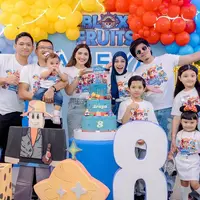 Anang Hermansyah dan Ashanty rayakan ulang tahun Arsya Hermansyah yang ke-8 bersama keluarga. Bahkan seluruh keluarga besar kenakan kaus bergambar Blox Fruits yang jadi seragam [@ashanty_ash]