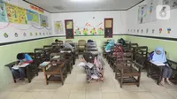 Suasana sekolah tatap muka di SDIT Nurul Amal, Pondok Cabe, Tangerang Selatan, Banten, Senin (16/11/2020).  Proses belajar secara tatap muka atau luring ini menggunakan waktu belajar di sekolah yang didasarkan pada zona  penerapan wilayah covid-19. (merdeka.com/Arie Basuki)