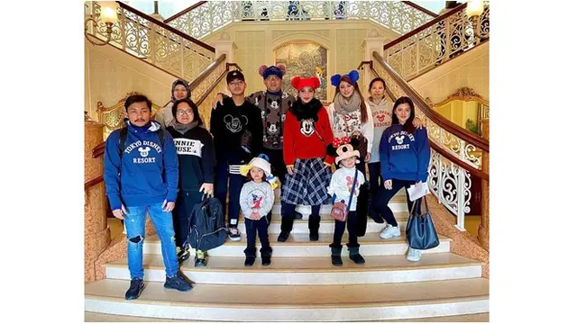 Tak hanya keluarganya saja, ia juga mengajak timnya untuk berlibur di Jepang.