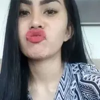 Kartika Putri pamer senam bibir (Instagram/@kartikaputriworld)