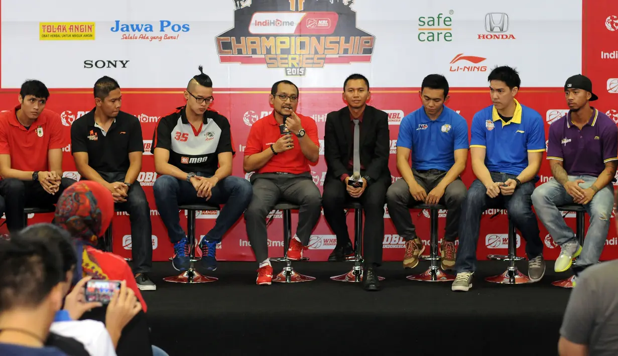 Sejumlah pebasket ternama mengikuti sesi tanya jawab dengan wartawan jelang bergulirnya IndiHome National Basketball League (NBL) Championship Series 2015 di Jakarta, Jumat (1/5/2015). (Liputan6.com/Helmi Fithriansyah)