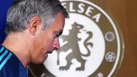 Jose Mourinho saat masih berstatus manajer Chelsea, usai sesi konferensi pers di Cobham, London. Chelsea memecat Mourinho Kamis (17/12/2015) malam WIB. (EPA/Andy Rain)