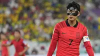 Pemain Korea Selatan,&nbsp;Son Heung-min saat laga 16 besar Piala Dunia 2022 melawan Korea Selatan yang berlangsung di 974 stadium, Selasa (06/12/2022). (AP/Andre Penner)