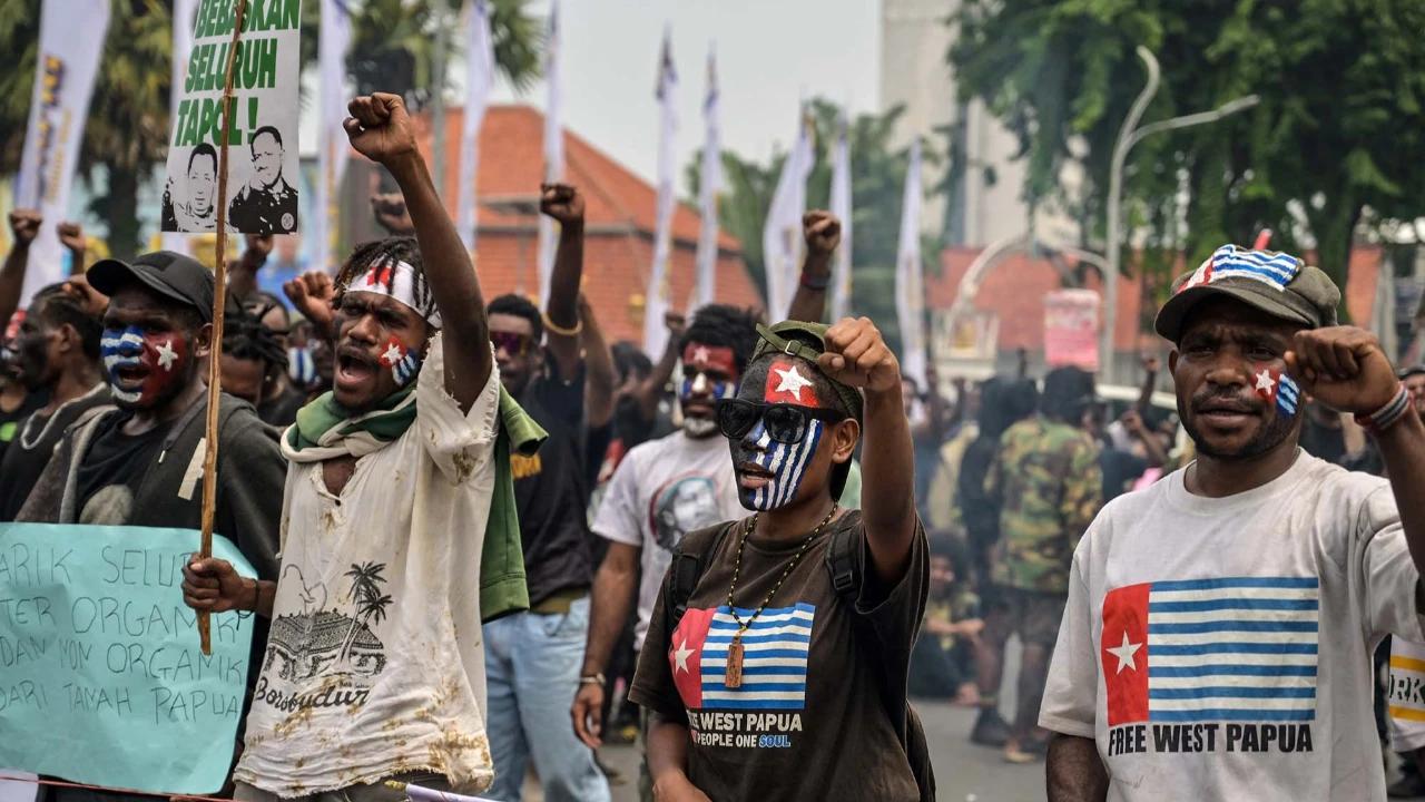 FOTO: Ratusan Mahasiswa Papua Gelar Aksi 1 Desember di Surabaya