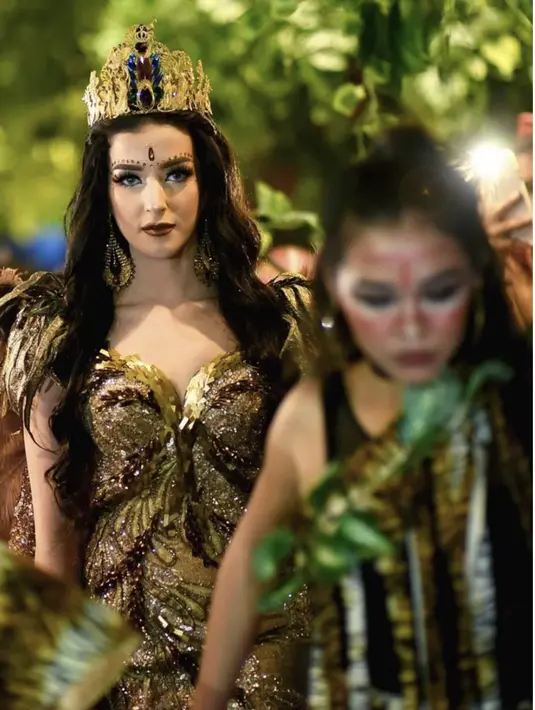 Ia juga terlihat bergaya ala putri hutan. Mengenakan gaun keemasan full payet. Aksi mahkota serta makeup bold menambah dramatis gaya Tasya. [Foto: Instagram/ Tasya Farasya]