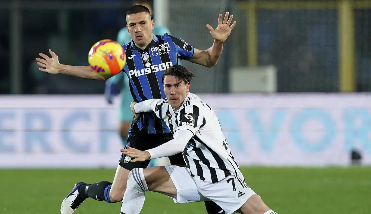 Bek Atalanta Merih Demiral berebut bola dengan penyerang Juventus Dusan Vlahovic pada pekan ke-25 Liga Italia 2021-2022 di Gewiss Stadium, Senin (14/2/2022). Juventus bermain imbang 1-1 dengan tuan rumah Atalanta. (Spada/LaPresse via AP)