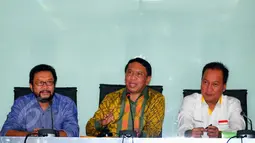 Sekjen Golkar hasil Munas Ancol, Zainuddin Amali (tengah) memberikan keterangan saat rapat pleno di Kantor DPP Golkar, Jakarta, Rabu (27/5/2015). Rapat pleno menghasilkan sejumlah keputusan dan berlangsung tertutup. (Liputan6.com/Yoppy Renato)