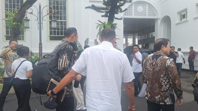 Menteri Agraria dan Tata Ruang/Kepala Badan Pertanahan Nasional (ATR/BPN) Agus Harimurti Yudhoyono (AHY) saat mengikuti rapat pertamanya di Istana Kepresidenan bersama para menteri lainnya