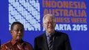 Menteri Perdagangan Australia Andrew Robb (kanan) dan Menteri Koordinator Perekonomian Indonesia Darmin Nasution berpose selama ikuti Indonesia Australia Businees Week di Jakarta, (18/11/2015). (REUTERS/Beawiharta)