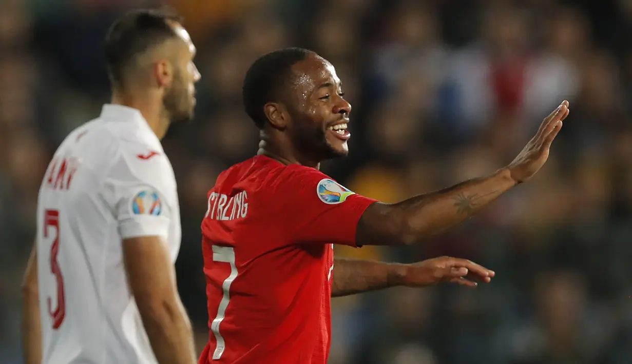 Penyerang Inggris, Raheem Sterling berselebrasi usai mencetak gol ke gawang Bulgaria pada pertandingan Grup A Kualifikasi Piala Eropa 2020 di Vasil Levski National Stadium, Sofia (15/10/2019). Sterling mencetak dua gol dan mengantar Inggris menang telak 0-6 atas Bulgaria. (AP Photo/Vadim Ghirda)