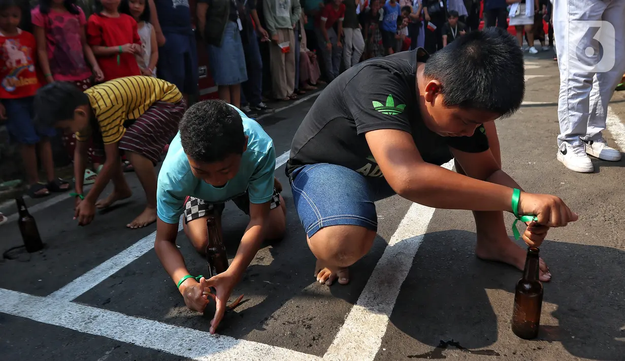 Kegiatan ini diisi dengan ragam lomba seperti joget bola, tangkap belut, memasak, hingga balap karung. (Liputan6.com/Angga Yuniar)