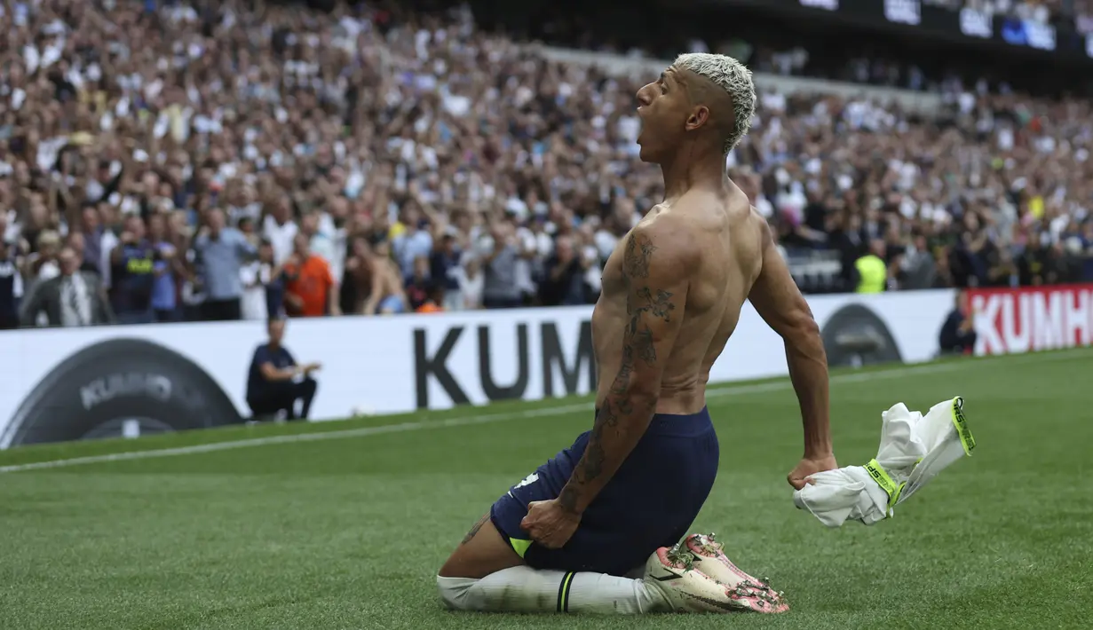 Selebrasi yang dilakukan terbilang wajar karena ini merupakan gol perdana Richarlison bersama Tottenham Hotspur. (AP Photo/Ian Walton)