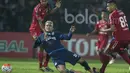 Meski harus jatuh bangun, striker naturalisasi dari Uruguay ini tetap pantang menyerah untuk mencetak gol. (Bola.com/Vitalis Yogi Trisna)