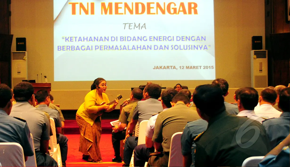  Seorang penyanyi keroncong menghibur para perwira TNI yang mengikuti acara talk show dengan tema 'TNI Mendengar" di Markas Besar TNI, Jakarta, Kamis (12/3/2015). (Liputan6.com/Yoppy Renato)