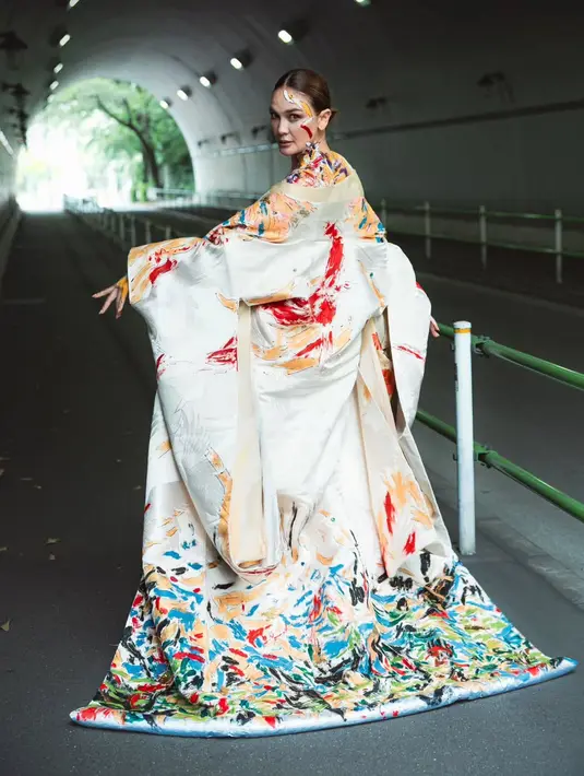 Kimono cantik yang dipakai Luna Maya adalah karya seniman Italia, Elisa Chana Cecchetti [@lunamaya]