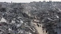 Foto udara menunjukkan para pengungsi Palestina yang kembali ke kamp pengungsi Jabalia yang hancur akibat perang di Jalur Gaza utara pada 19 Januari 2025. (Omar AL-QATTAA/AFP)