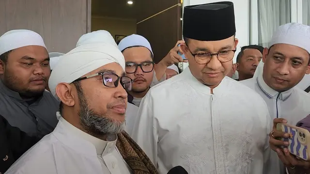 Habib Abdullah bin Ja'far Assegaf saat menemani Anies Baswedan bertakziah kepada almarhum Habib Hasan bin Jafar Assegaf.