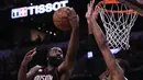 Pebasket Houston Rockets, James Harden, menghindari block pebasket San Antonio Spurs, LaMarcus Aldridge, pada laga semifinal wilayah barat NBA di AT&T Center, San Antonio, Rabu (3/5/2017). Spurs menang 121-96 atas Rockets. (AFP/Ronald Martinez)