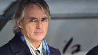 Inter Milan's coach from Italy Roberto Mancini looks on before the Italian Serie A football match Verona vs Inter Milan at the Bentegodi Stadium in Verona on February 7, 2016. GIUSEPPE CACACE / AFP 
