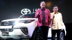 Presdir Toyota Astra Motor (TAM) Hiroyuki Fukui (kanan) saat peluncuran All New Fortuner di JCC, Jakarta, Jumat (22/1). Toyota Astra Motor (TAM) agen pemegang merek mobil Toyota di Indonesia resmi meluncurkan all new Fortuner. (Liputan6.com/Angga Yuniar)