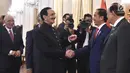 Presiden Joko Widodo bersalaman dengan pejabat Pakistan di Istana Kepresidenan Aiwan-e-Sadr, Islamabad, (26/1). Jokowi mengharapkan kedua negara dapat semakin mempererat hubungan dagang dengan memperdalam PTA. (Liputan6.com/Pool/Rusman Biro Pers Setpres)