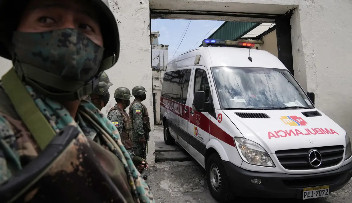 Ambulans meninggalkan Pusat Penahanan Sementara Nomor 1 tempat terjadi kerusuhan di Quito, Ekuador (25/10/2021). Pihak berwenang melaporkan beberapa narapidana terluka. (AP Photo/Dolores Ochoa)