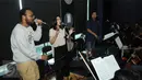 Isyana Sarasvati saat latihan bersama personel Dekat, Mohammed Kamga dan Erwin Gutawa Orchestra di kawasan Cilandak, Jakarta, Minggu (21/8). Isyana dan Kamga akan duet pada malam puncak HUT SCTV ke-26. (Liputan6.com/Helmi Afandi)