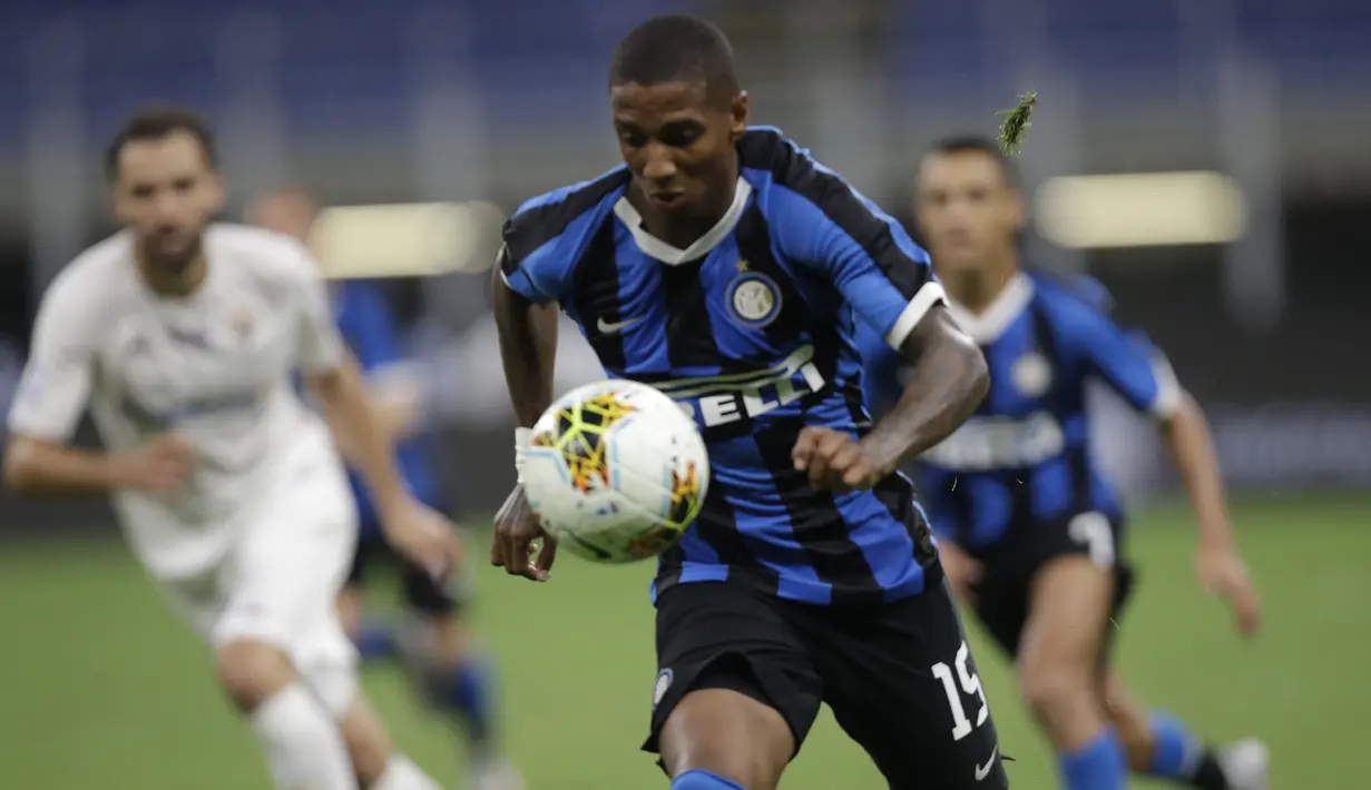Bek Inter Milan, Ashley Young, mengejar bola saat melawan Fiorentina pada laga Serie A di Stadion di Giuseppe Meazza, Rabu (22/7/2020). Kedua tim bermain imbang 0-0. (AP Photo/Luca Bruno)