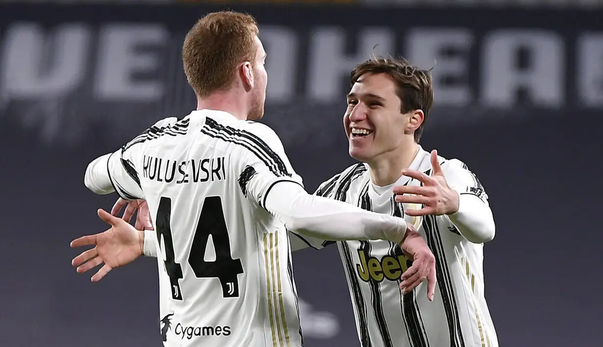 Pemain Juventus, Dejan Kulusevski, melakukan selebrasi bersama Federico Chiesa, ke gawang SPAL pada laga Coppa Italia di Stadion Allianz, Rabu (27/1/2021). Juventus menang dengan skor 4-0. (Fabio Ferrari/LaPresse via AP)