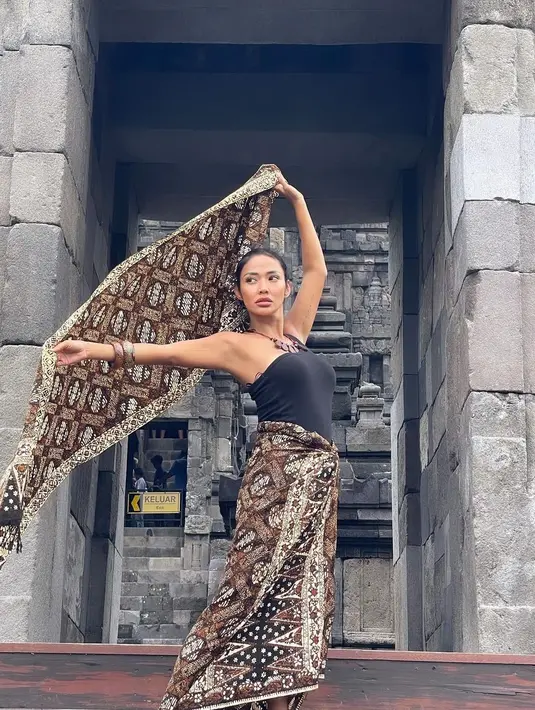 Shanty lengkapi tampilan dengan kalung dan dua bangle kayu yang bikin makin terlihat eksotis [@shantyofficial]