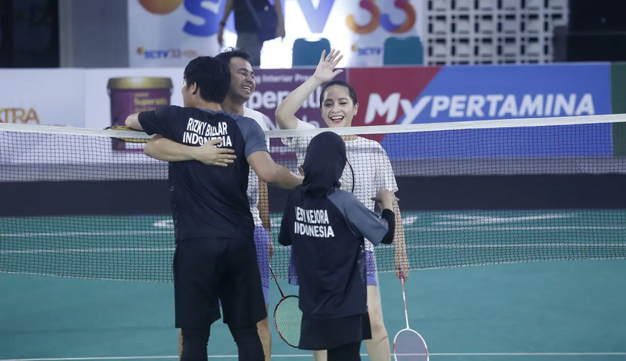 Rizky Billar juga tampak beberapa kali melayangkan smash keras ke area Raffi dan Nagita. [Foto: Bayu Herdianto/KapanLagi.com]