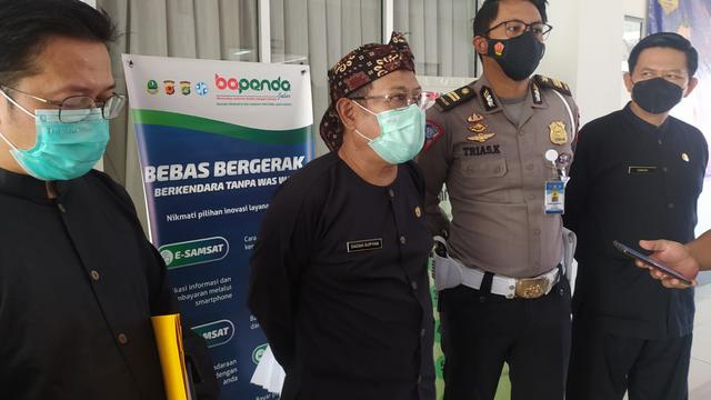 Kepala Pusat Pengelolaan Pendapatan Daerah Wilayah (P3DW) Garut Dadan Supyan memberikan penjelasannya kepada media mengenai program Triple Untung di kantornya.