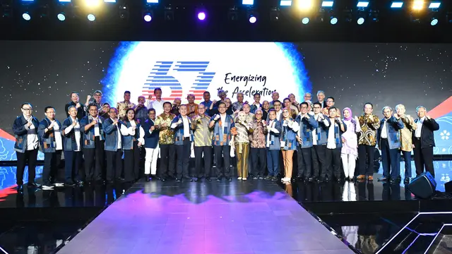 Komisaris Utama Pertamina Persero Mochamad Iriawan, Direktur Utama Pertamina Persero Simon Aloysius Mantiri beserta jajaran Komisaris serta Direksi dan mantan Direksi berfoto bersama dalam acara Perayaan HUT Pertamina ke 67 di Ghra Pertamina, pada selasa