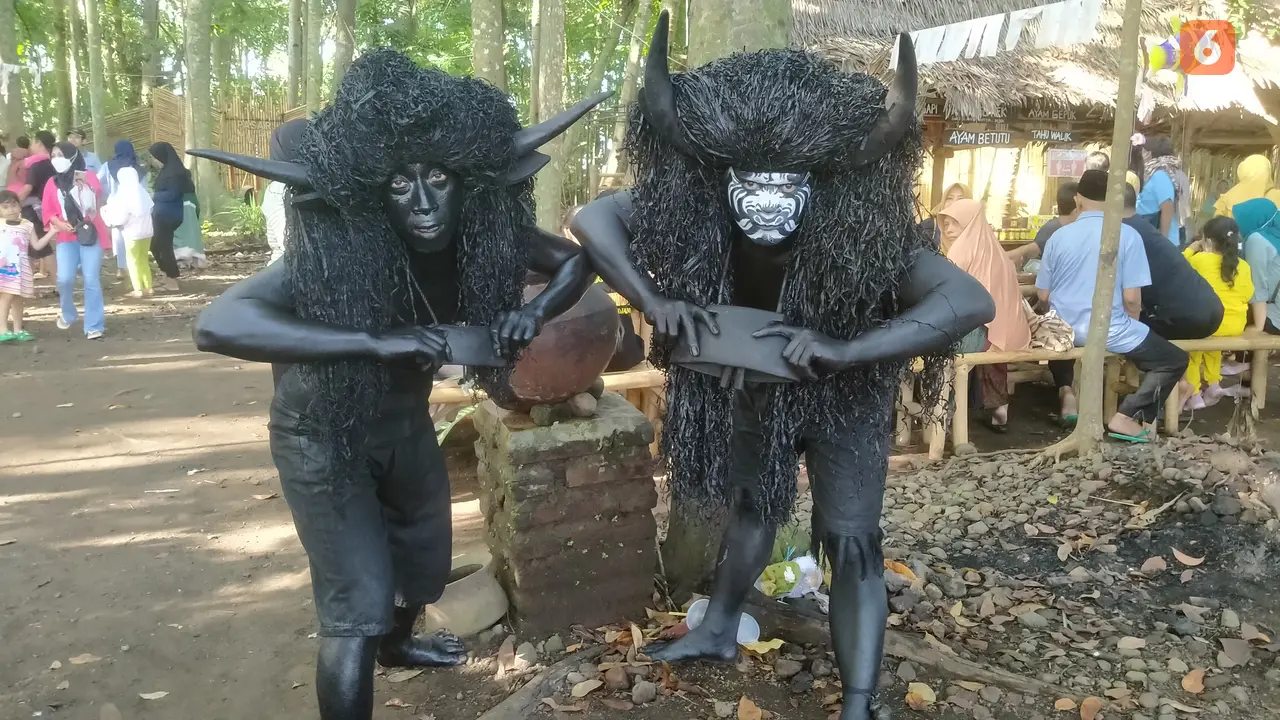 Sepasang Kebo-keboan  menghibur pengujung pasar kuliner Wit-witan Alasmalang Banyuwangi (Hermawan Arifianto/Liputan6.com)