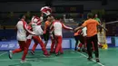 Pemain dan pelatih tim beregu putra Indonesia merayakan gelar juara cabang bulutangkis SEA Games 2019 di Multinlupa Sport Center, Rabu (4/12). Indonesia meraih emas setelah menang 3-1 atas Malaysia. (Bola.com/M Iqbal Ichsan)