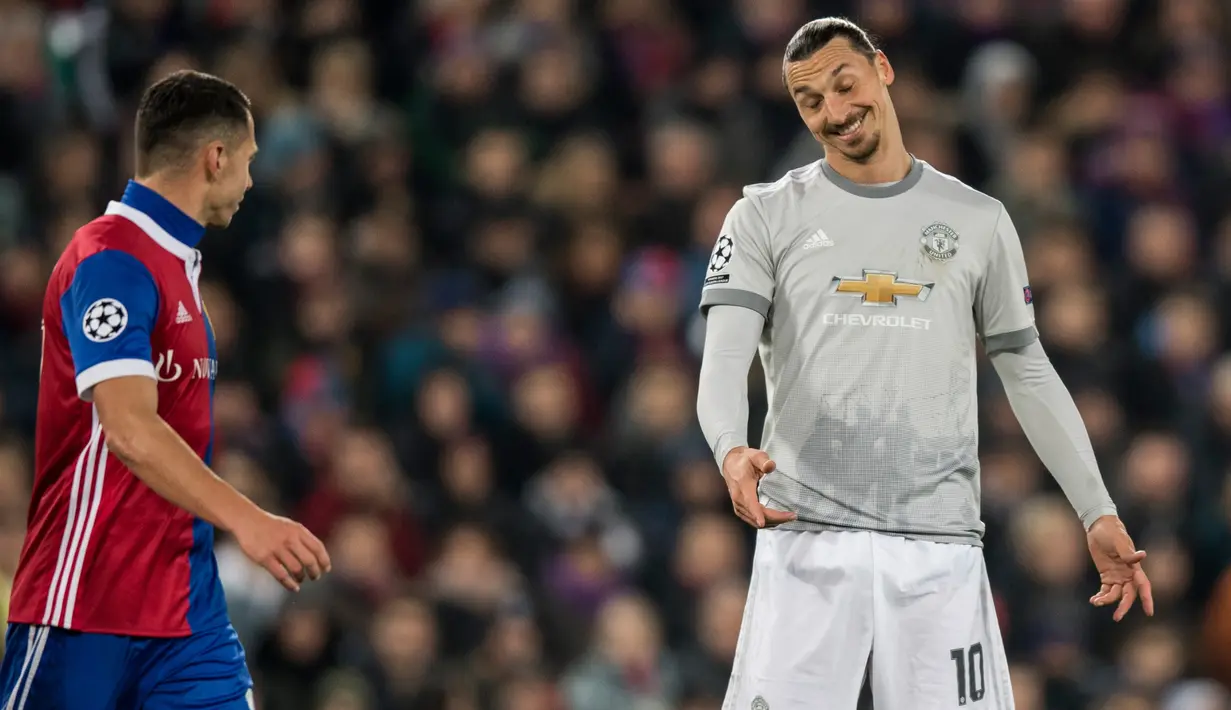Pemain Manchester United, Zlatan Ibrahimovic berekasi selama matchday kelima Grup A Liga Champions di markas FC Basel, Stadion St Jakob Park, Rabu (22/11). Manchester United takluk 0-1 di markas Basel. (Ennio Leanza/Keystone via AP)