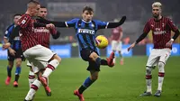 Gelandang Inter Milan, Nicolo Barella berebut bola dengan bek AC Milan, Davide Calabria pada laga pekan ke-23 Serie A di Giuseppe Meazza, Minggu (9/2/2020). Sempat tertinggal, Inter Milan sukses mengemas kemenangan 4-2 dari rival sekota AC Milan. (MARCO BERTORELLO / AFP)