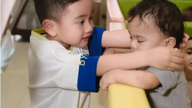 Potret Rafathar dan Rayyanza Sambangi Panti Asuhan Bali, Dapat Sambutan Hangat (credit: https://www.instagram.com/raffinagita1717/).