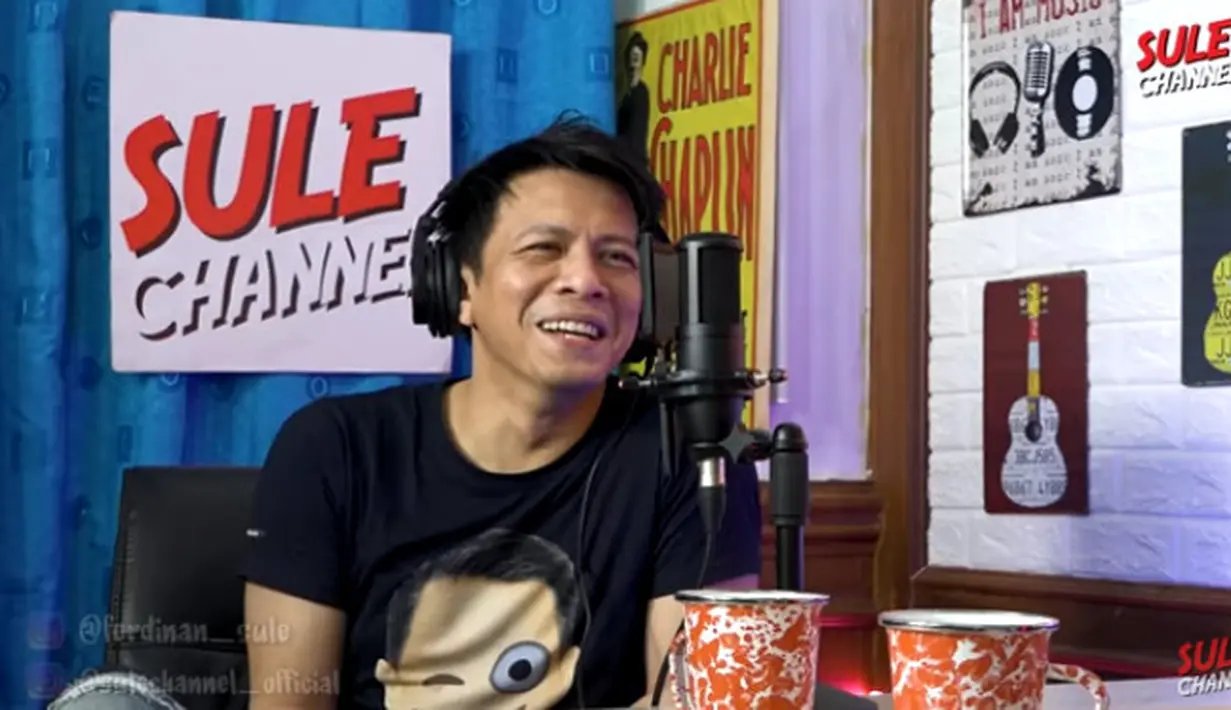 Lebih lanjut Ariel Noah mengatakan menjalin hubungan dengan aktivitas yang padat hanya akan berakhir sia-sia. Untuk itu, ia memilih untuk tidak mengutamakannya. (Instagram/arielnoah)