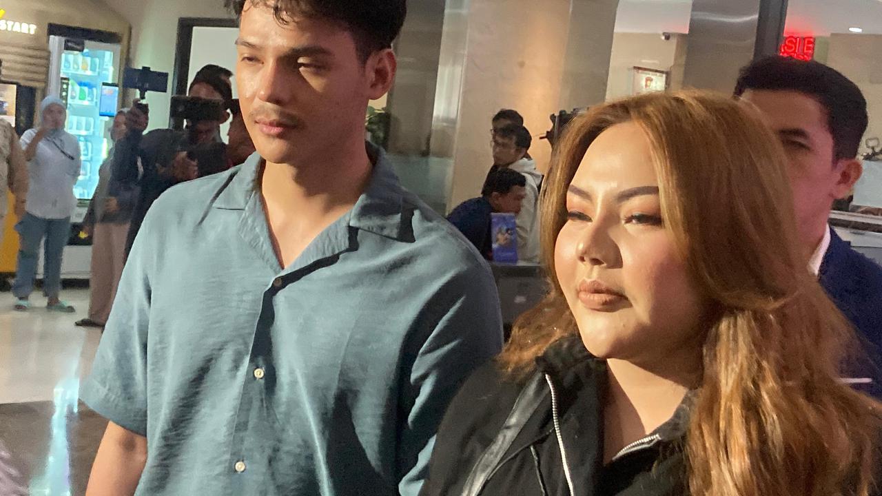Lisa Mariana Santuy Datangi Bareskrim Sambil Gandengan Tangan, Ngaku Sangat Siap Diperiksa Polisi