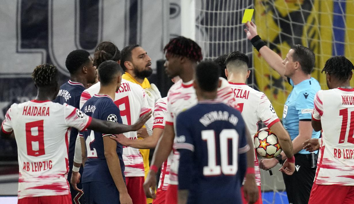 Dua menit memasuki injury time, PSG mendapat hukuman tendangan penalti usai Gianluigi Donnarumma melakukan pelanggran terhadap Christopher Nkunku. Wasit pun mengganjar Donnarumma dengan kartu kuning. (AP/Michael Sohn)