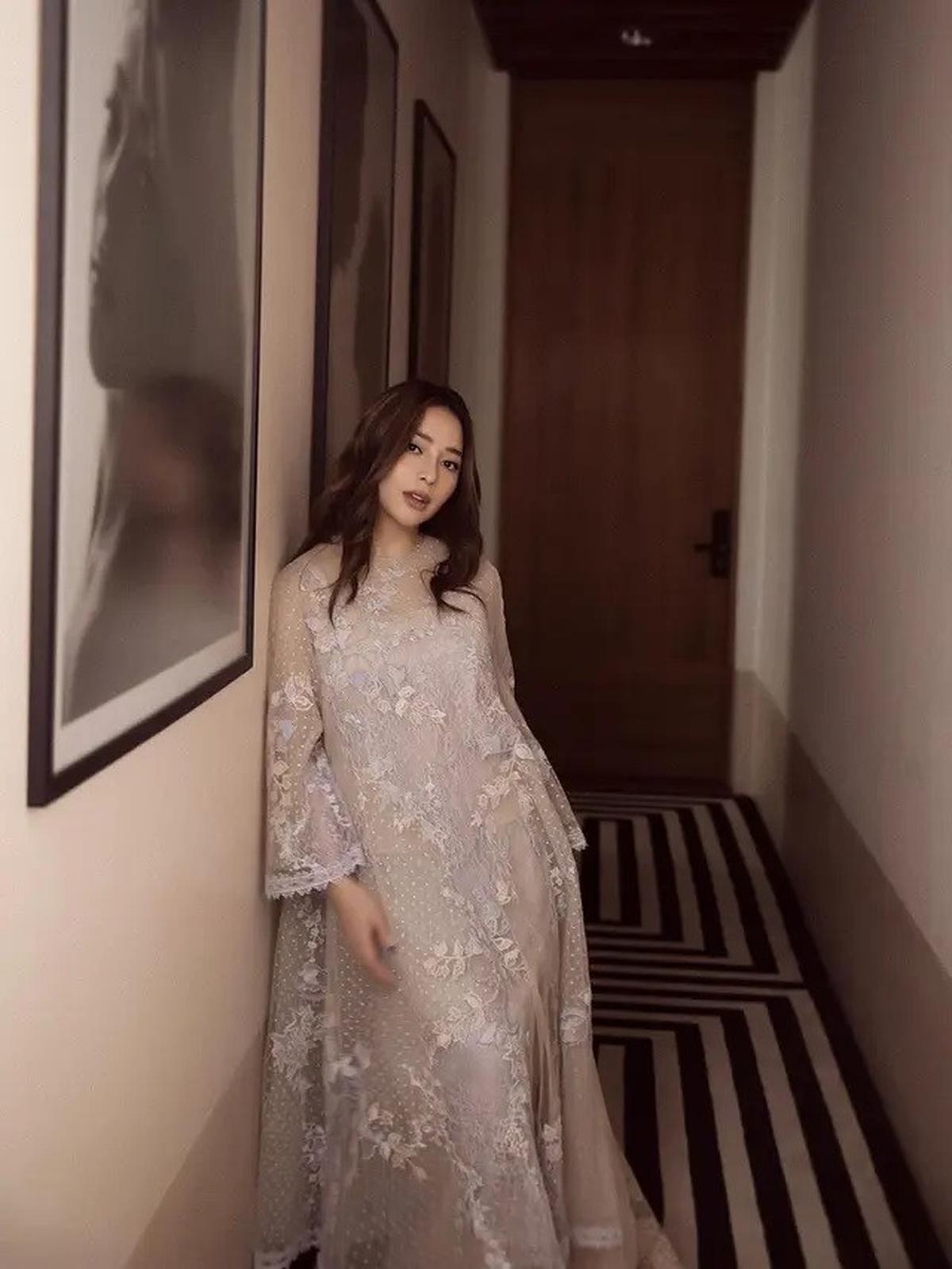 Inspirasi Gamis Lebaran 2025, Dari Plisket Futuristik hingga Renda Feminin