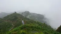 Jalan berkelok di atas perbukitan menjadi daya tarik dan pesona di kawasan Gunung Kerinci. (Liputan6.com/B Santoso)