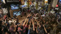Pembeli membeli perangkat TV di supermarket selama penjualan Black Friday di Sao Paulo, Brasil, Kamis (23/11/2023). Warga Brasil menyerbu supermarket selama perayaan Black Friday di negara tersebut. (NELSON ALMEIDA/AFP)