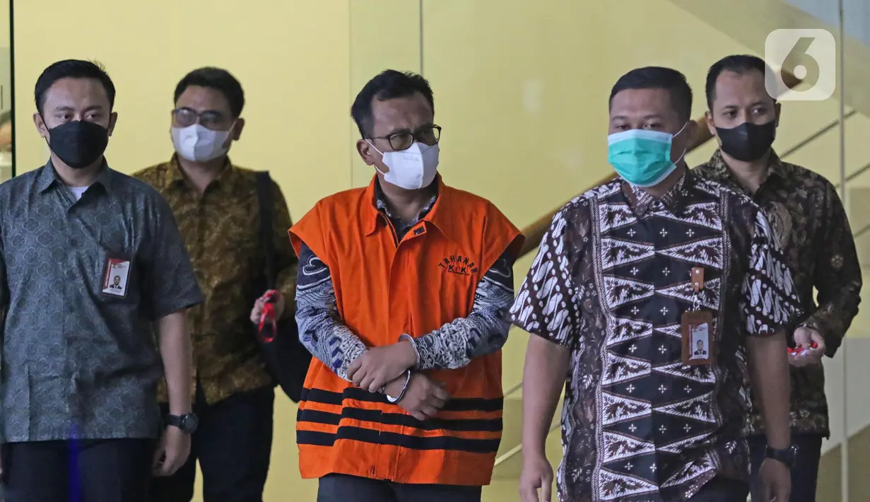 Wakil Ketua DPRD Tulungagung, Adib Makarim (tengah) diapit petugas menjalani pemeriksaan di Gedung KPK, Jakarta, Rabu (3/8/2022). KPK resmi menahan Adib Makarim terkait dugaan suap dan gratifikasi terkait pembahasan, pembahasan, pengesahan dan pelaksanaan APBD dan APBD-P Kabupaten Tulungagung tahun 2014-2019. (Liputan6.com/Helmi Fithriansyah)