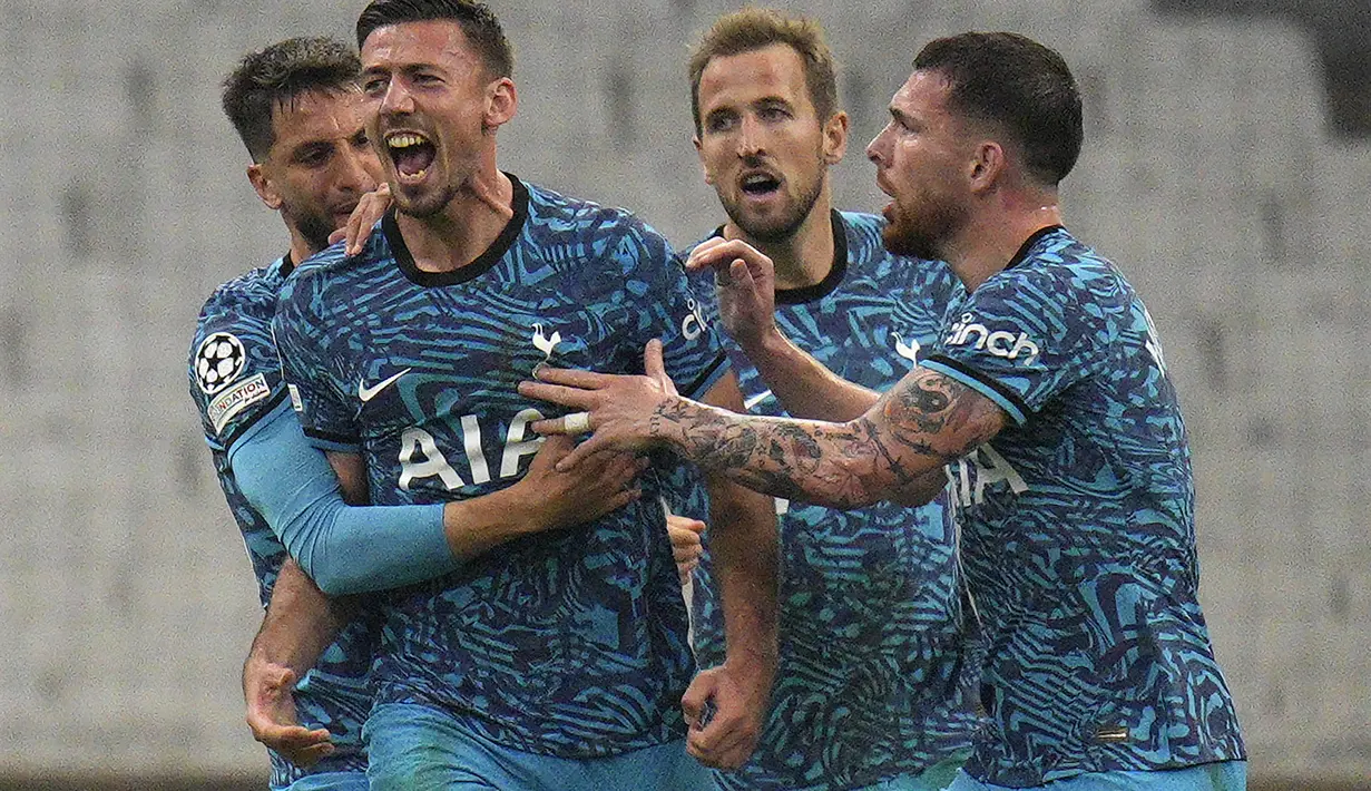 Bek Tottenham Hotspur, Clement Lenglet (kedua kiri) berselebrasi usai mencetak gol ke gawang Marseille pada pertandingan lanjutan Grup D Liga Champions di Stade Velodrome di Marseille, Prancis, Rabu (2/11/2022). Tottenham menang atas Marseille dengan skor 2-1. (AP Photo/Daniel Cole)