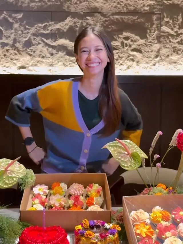 Rayakan Ulang Tahun ke-31, Gaya Playful Yuki Kato dalam Balutan Cardigan Warna-Warni Jadi Sorotan